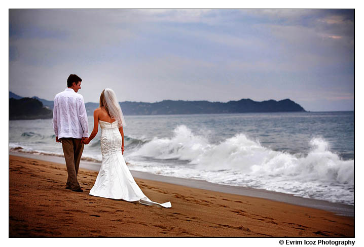 A unique and romantic mexico wedding at Mar Plata Restaurant in San Pancho