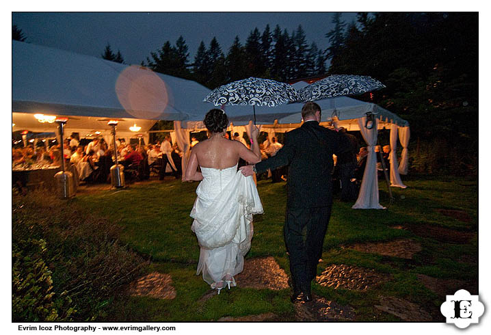 Oregon Garden Vineyards Rainy Wedding
