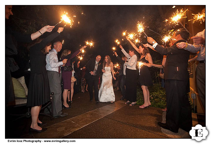 Rainy Oregon Vineyard Wedding