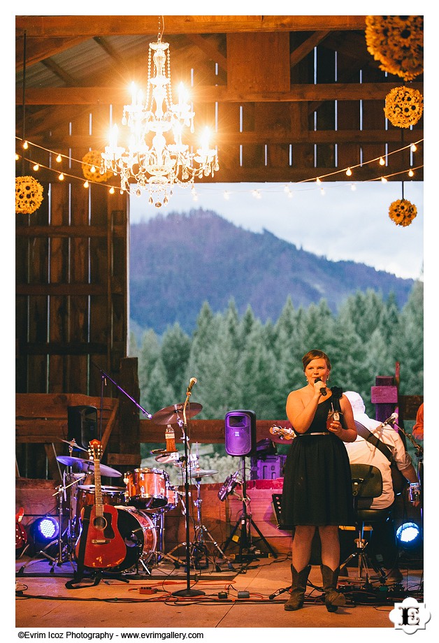 Barn Wedding at Washington White Salmon